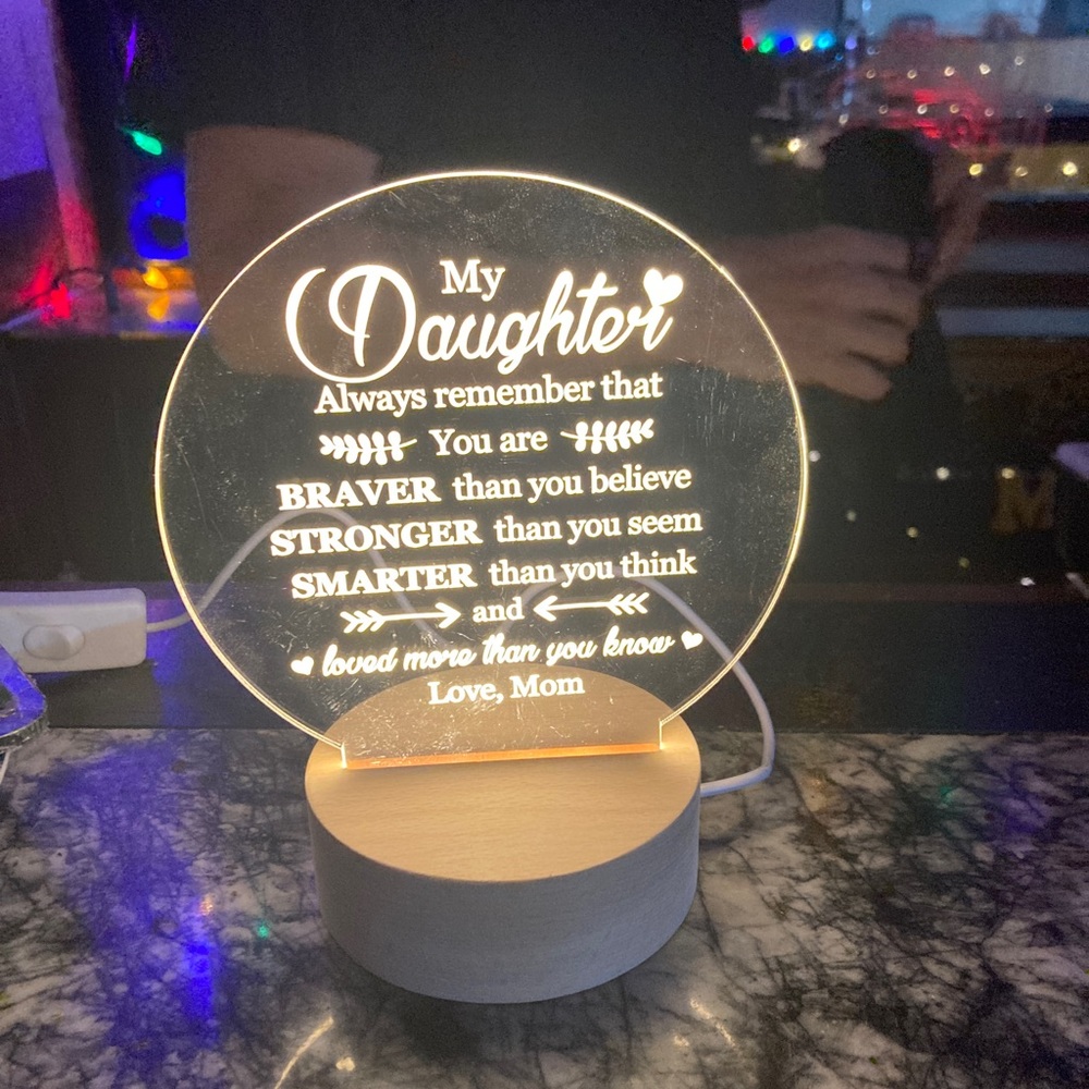 Mom daughter visual 3D light & keychain.  New. Never used.  Uses usb port.
